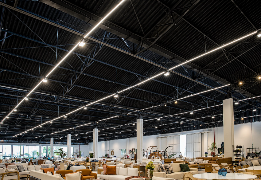 Showroom de móveis — galpão amplo