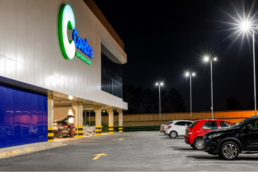Supermercado — estacionamento externo