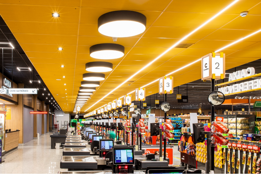 Supermercado — frente de caixas com forro amarelo