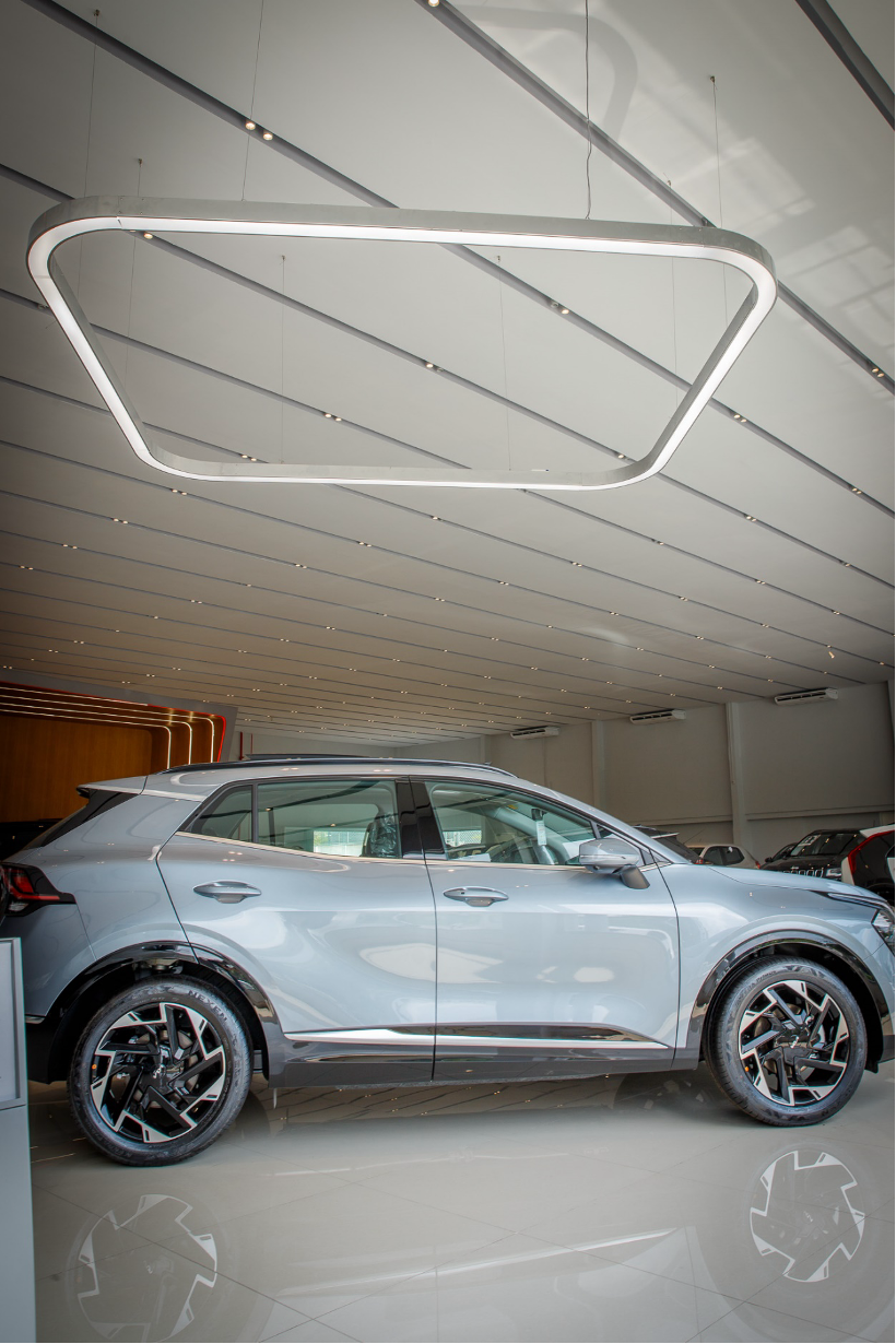 Concessionária KIA — pendente geométrico