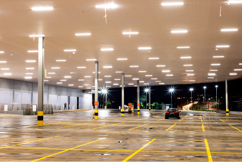 Supermercado — cobertura de estacionamento