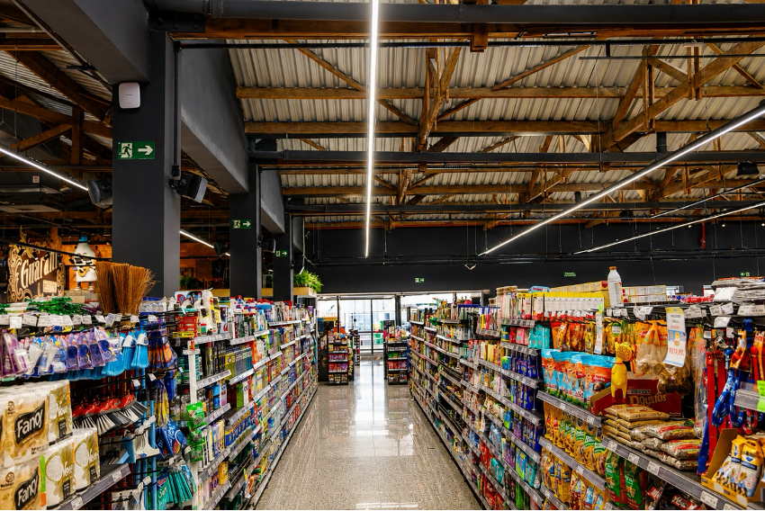 Supermercado — gôndolas em pé-direito industrial