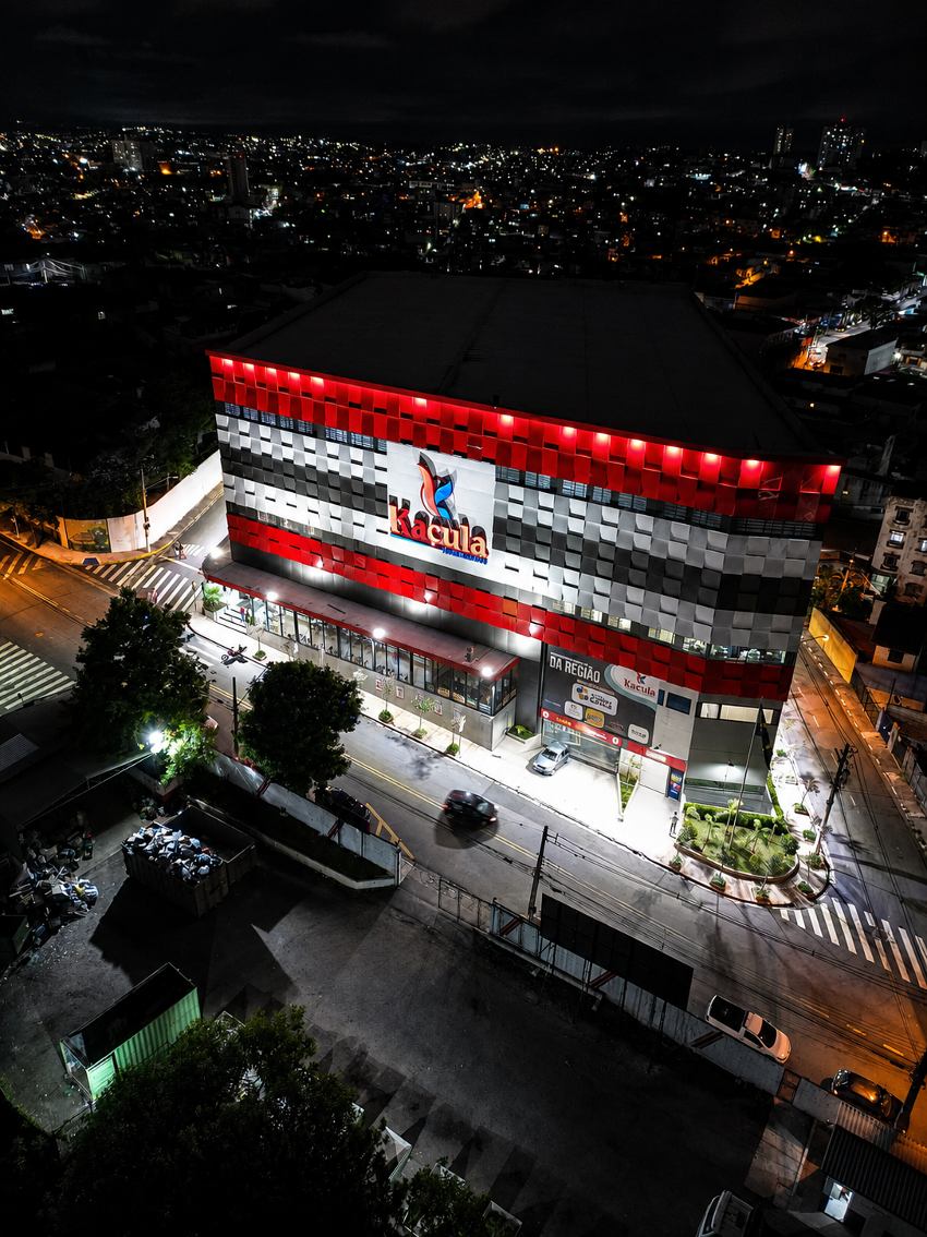 Supermercado — fachada noturna